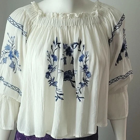 American Eagle Outfitters XS Embroidered Off Shoulders Top NWT - Picture 2 of 10